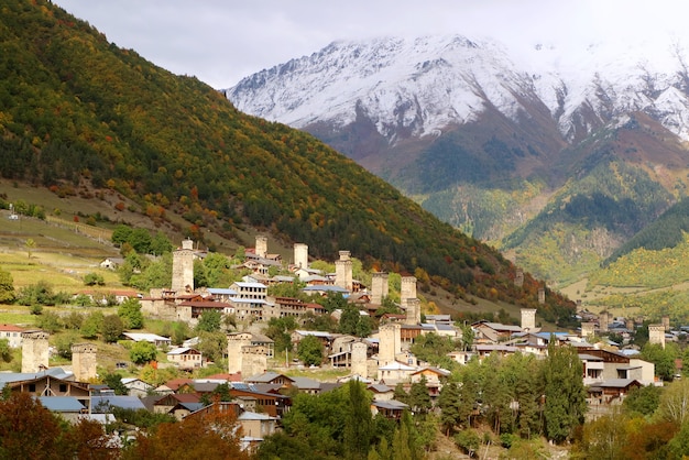 Panorama-Luftbild der Stadt Mestia mit historischen Svan-Turmhäusern in der Region Swanetien in Georgien?