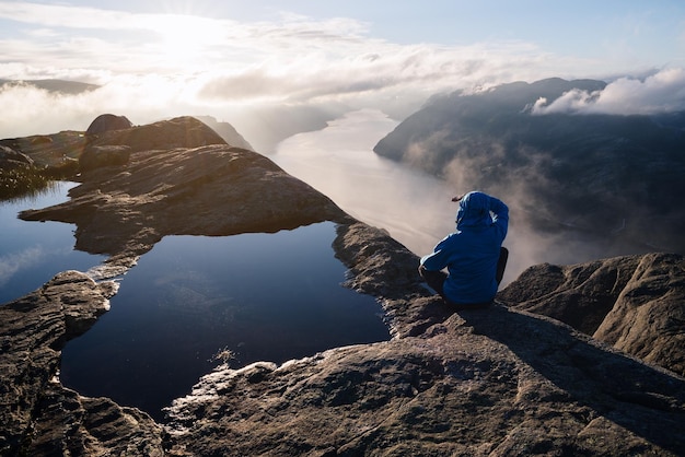 Foto panorama de lysefjord noruega