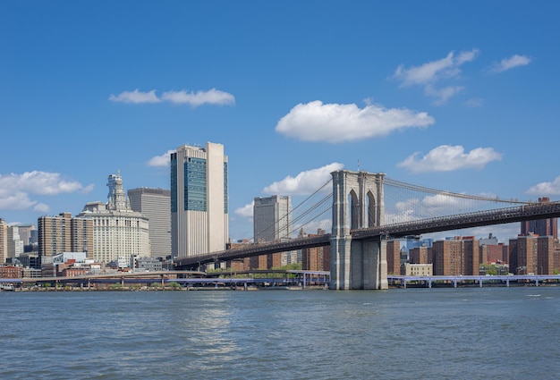 Foto panorama de manhattan y el puente de brooklyn sobre el east river desde brooklyn