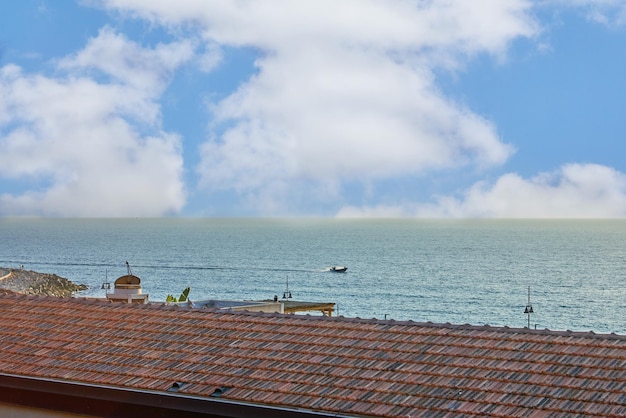 Panorama del mar Mediterráneo con un barco a motor desde la antigua Jaffa