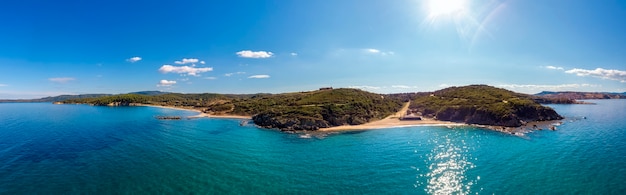 Panorama del mar con playa y montañas en Nea Roda, Halkidiki, Grecia