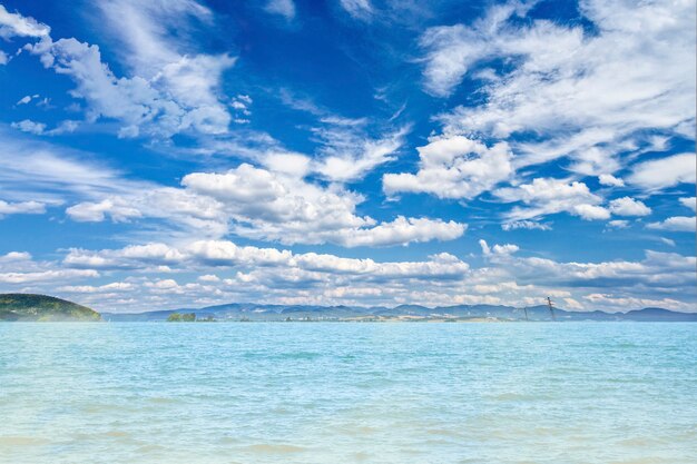 Foto panorama marino mar azul y cielo azul en verano con colinas en el fondo.