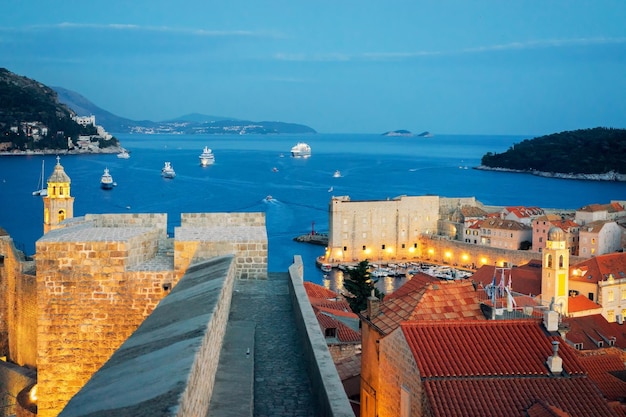 Panorama mit Altstadtfestung und Adria in Dubrovnik am späten Abend, Kroatien