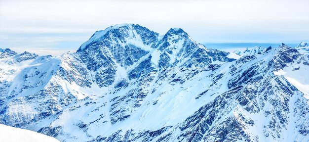 Panorama mit Berggipfeln im Schnee bei Sonnenuntergang