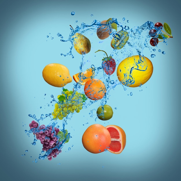 Panorama mit Früchten in Wasserspritzern Saftige Grapefruittrauben Limette Orange Melone Kiwi Birne Kirsche leckeres Dessert für den festlich gedeckten Tisch