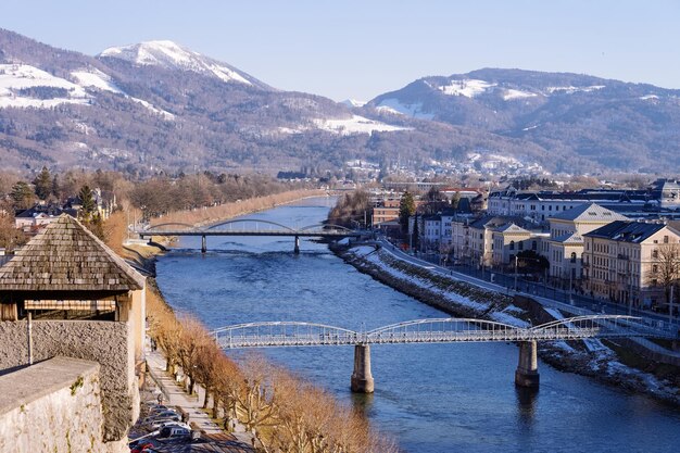Panorama mit Landschaft und Brücken der Altstadt in Salzburg in Österreich in Europa. Mozartstadt in den Alpen an der Salzach. Blick vom Kapuzinerkloster auf den Kapuzinerberg