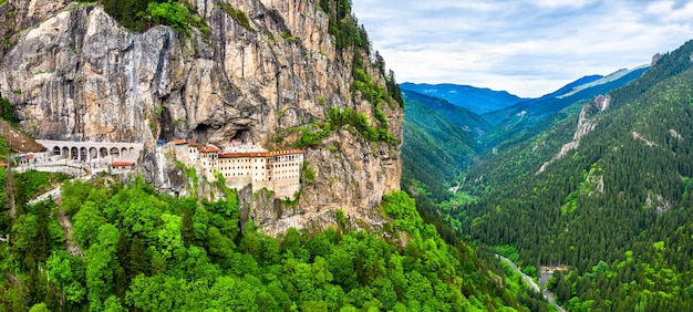 Panorama del monasterio de Sumela en la montaña Mela en Turquía