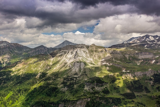 Panorama de montaña de los Alpes nevados bajo el cielo azul