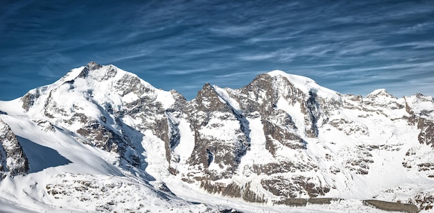 Panorama de montaña de los Alpes réticos Piz Bernina y Piz Morteratsch