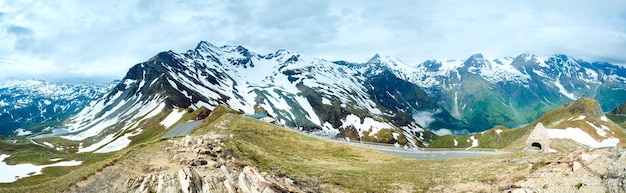 Panorama de la montaña de los Alpes de verano (vista desde la carretera alpina de Grossglockner). Imagen de puntada de tres disparos.