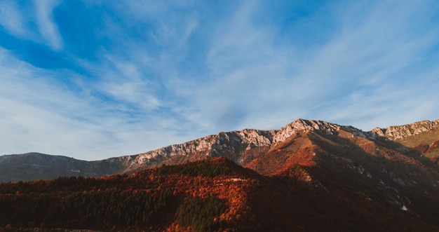 Panorama de la montaña y la carretera de montaña en otoño mientras se pone el sol