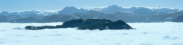 Panorama de la montaña de invierno nublado