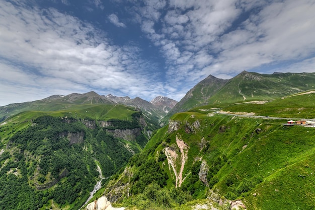 Foto panorama de la montaña kazbegi, georgia