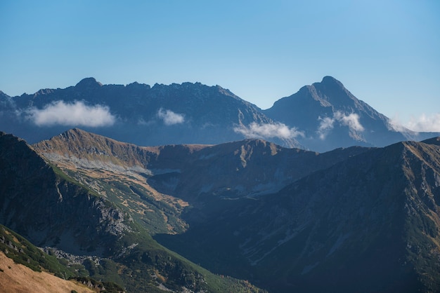 Panorama de la montaña de las montañas Tatra de Kasprowy Wierch (Kasper Peak) en un día de otoño en Polonia