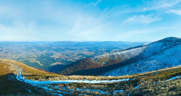 Panorama de la montaña de otoño con la primera nieve del invierno