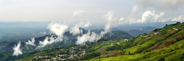 Panorama de la montaña paisaje phutabberk Tailandia