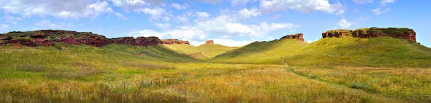 Foto panorama de la montaña del pecho un sendero en una ladera verde bajo un cielo nublado azul siberia rusia