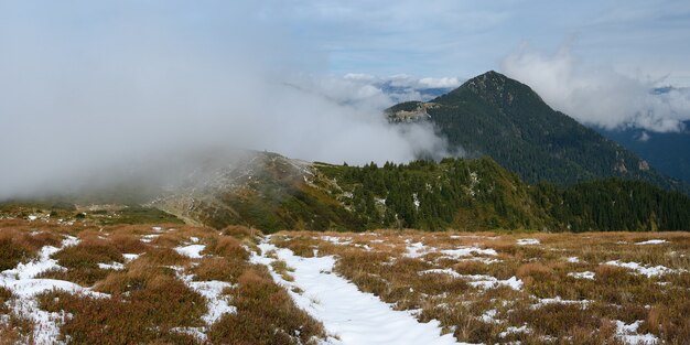 Panorama de la montaña. Primera caída de nieve. Camino en las montañas. Día nublado. Matriz de Marmarosh, Cárpatos, Ucrania, Europa