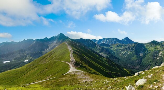 Panorama de la montaña Tatra de verano Polonia