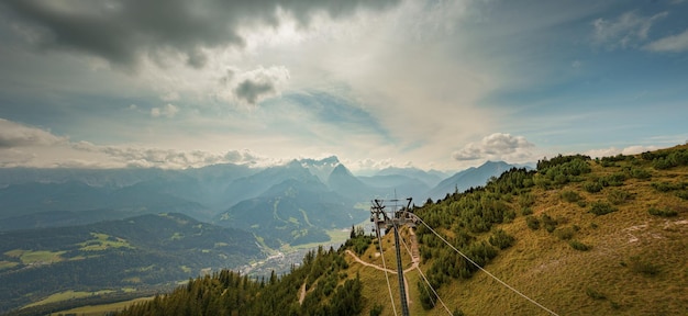 Panorama de montaña con teleférico en tiempo brumoso