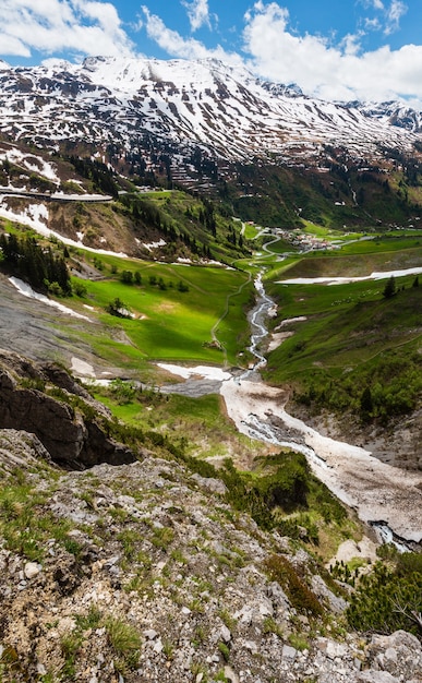 Panorama de la montaña de verano desde la carretera Holzbodentunnel (Warth, Vorarlberg, Austria).