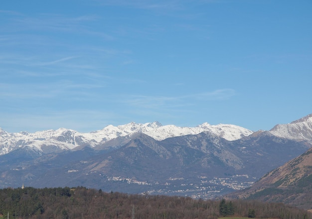 Panorama de las montañas de los Alpes