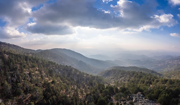 Panorama de las montañas del bosque de Troodos Chipre