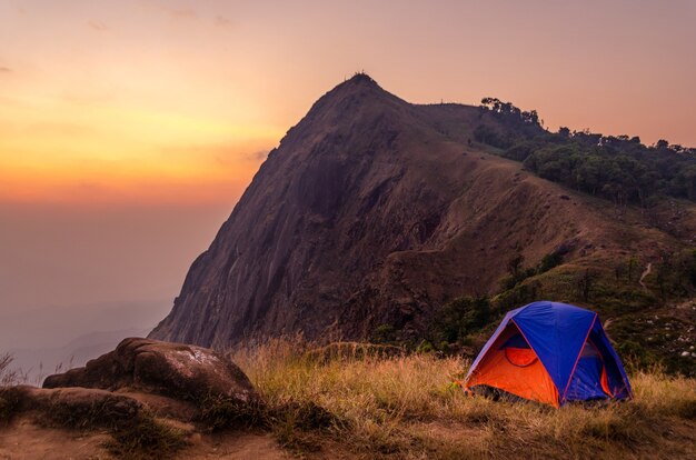 Panorama de las montañas con carpa turística Majestuosa puesta de sol en el paisaje de las montañas en Mulayit Taung