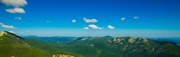 Foto panorama de las montañas de los cárpatos en un día soleado de verano viajar a ucrania concepto de belleza de la naturaleza