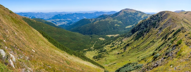 Panorama de las montañas de los Cárpatos en día soleado de verano