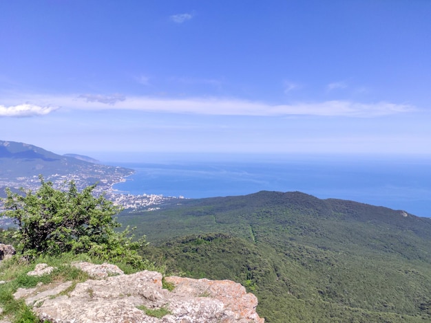 Panorama de las montañas y el mar