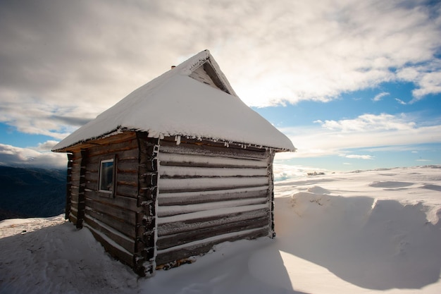 Panorama de montañas nevadas, nieve y nubes en el horizonte