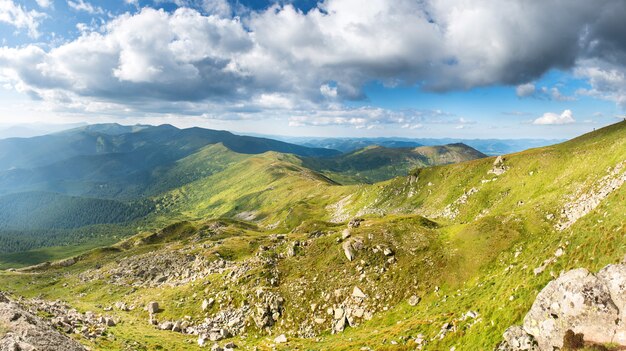 Panorama de las montañas con picos, rocas y naturaleza verde