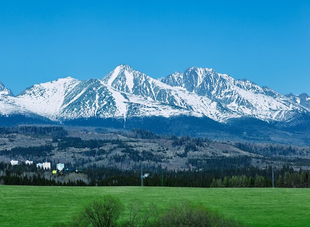 Panorama de las montañas Tatra en primavera