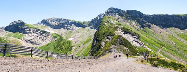 Panorama de las montañas en verano en un día soleado un complejo turístico