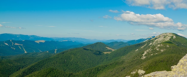 Panorama de montañas verdes