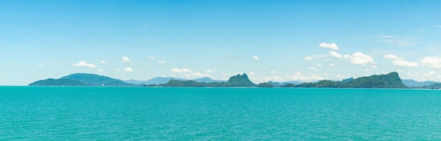 Panorama montanhas, mar e céu