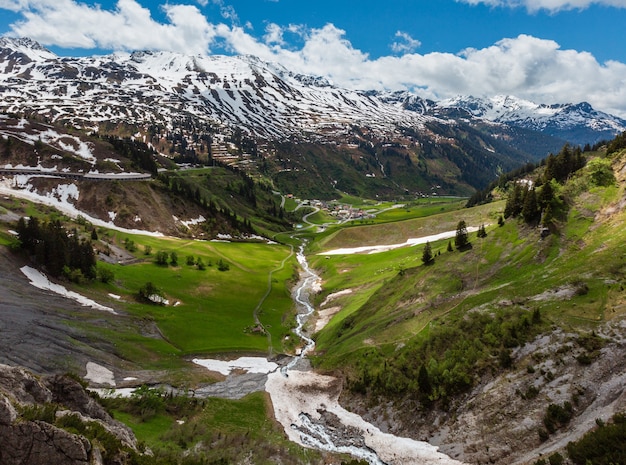 Panorama montanhoso de verão da estrada Holzbodentunnel (Warth, Vorarlberg, Áustria)