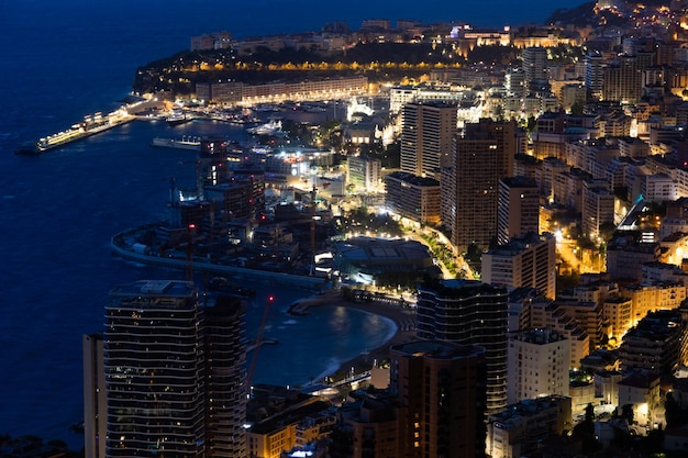 Foto panorama de montecarlo iluminado por la noche paisaje urbano con arquitectura de lujo
