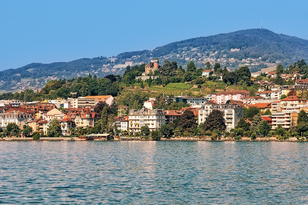 Panorama de Montreux Riviera en el lago Ginebra, cantón de Vaud en Suiza. Montañas de los Alpes en el fondo