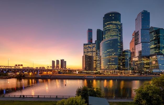 Panorama de Moscú con edificios altos de MoscowCity en la noche Rusia