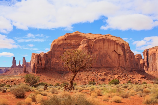 Panorama con las motas famosas del valle del monumento de Arizona, los EEUU