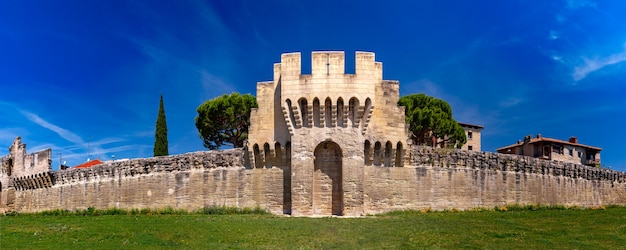 Panorama de las murallas medievales de la ciudad de Aviñón, Provenza, sur de Francia