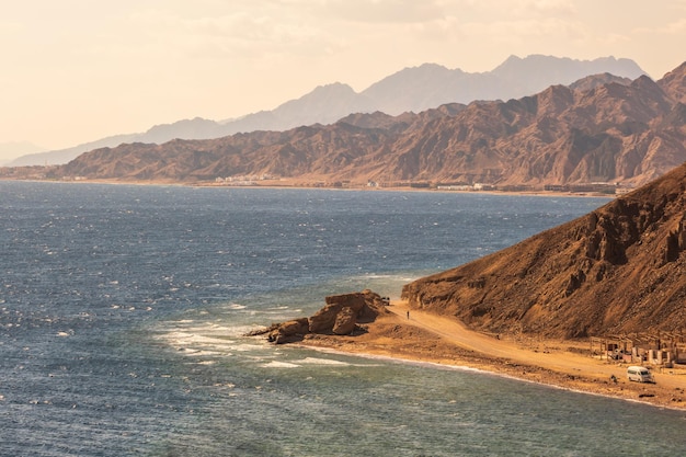 Panorama na cordilheira do sinai egito semelhante às paisagens marcianas com vista para o mar