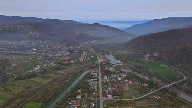 Panorama na pequena aldeia num vale montanhoso das montanhas dos cárpatos num dia de outono na ucrânia