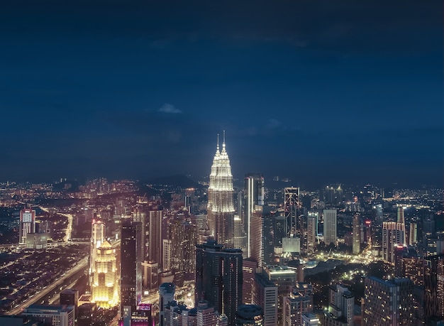 Panorama-Nachtszene von Kuala Lumpur Malaysia Asia Image ist ideal für Hintergrundfarben