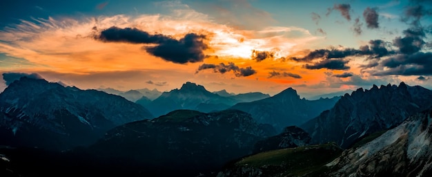 Panorama National Nature Park Tre Cime nos Alpes Dolomitas. Bela natureza da Itália.