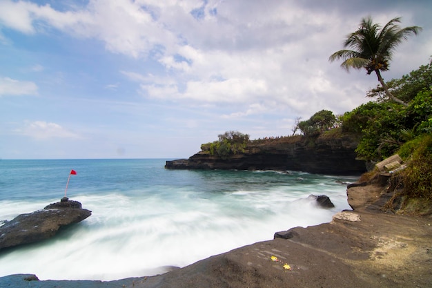 Panorama natural da Ilha Karang Bolong, localizada em Tabanan Bali