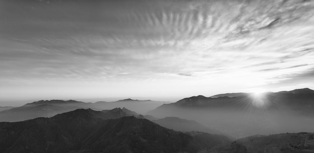 Panorama negro blanco montañas abstractas