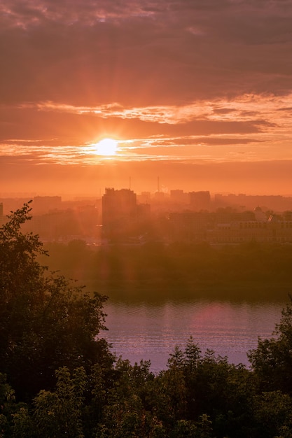 Panorama de Nizhny Novgorod al atardecer